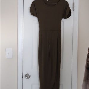 Midi dress with slit in the middle